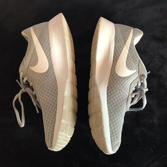 Nike Tanjun Gray / White Sneakers - 7.5 - Picture 3 of 13